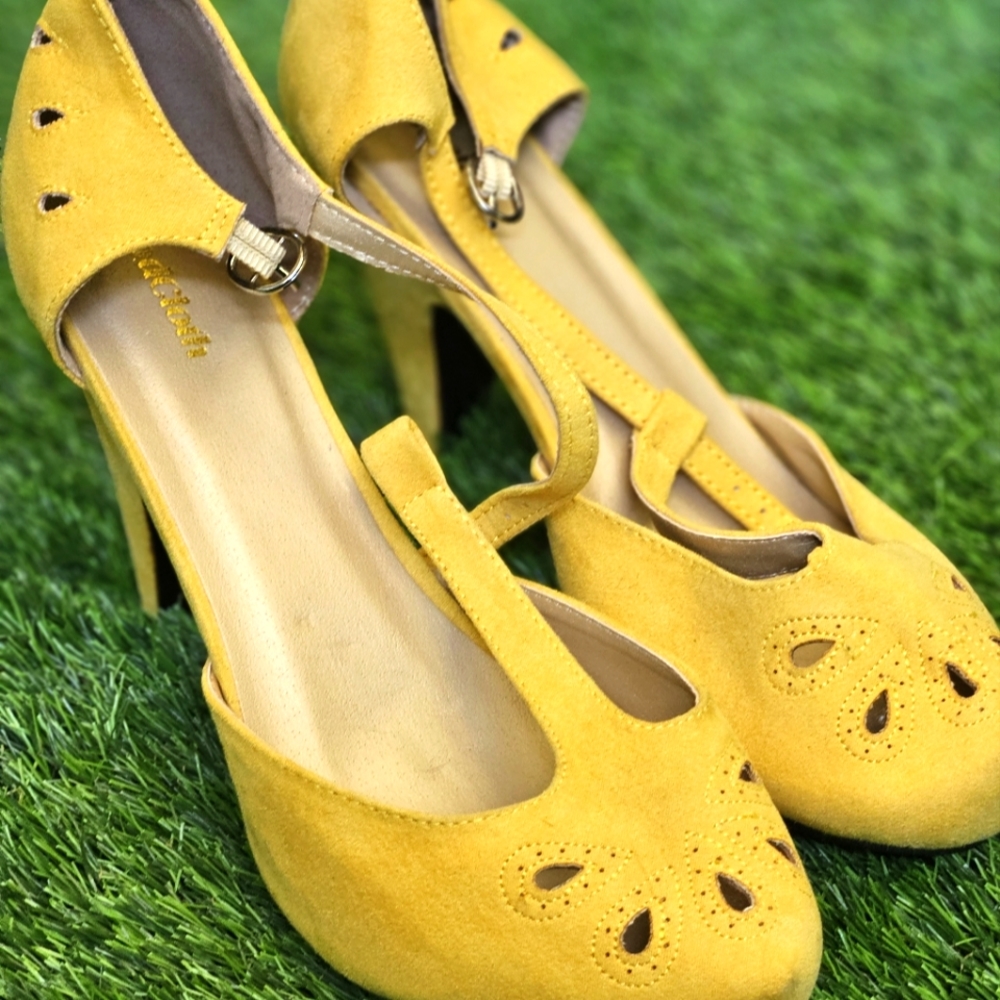 Modcloth Yellow faux suede closed toe chunky heels